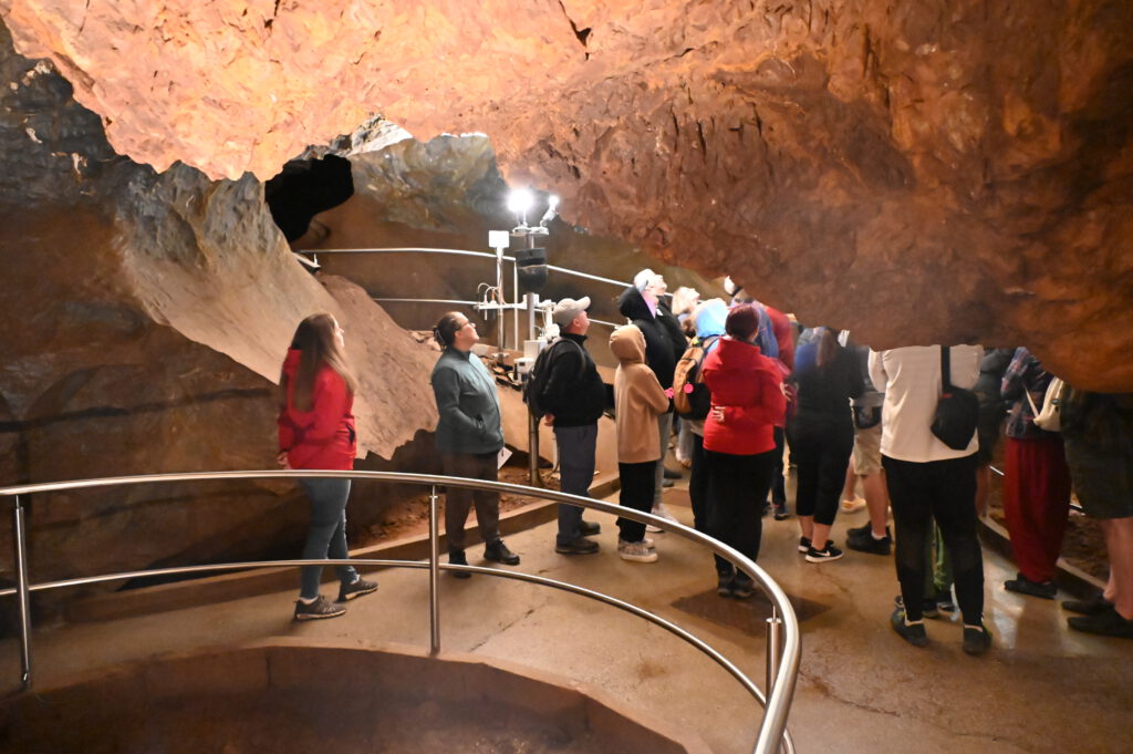 Besucher beim Höhlenrundgang in der Aragonit Höhle in Ochtina Slowakei